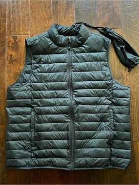 Amazon Essentials Men's Lightweight Water-Resistant Packable Puffer Vest